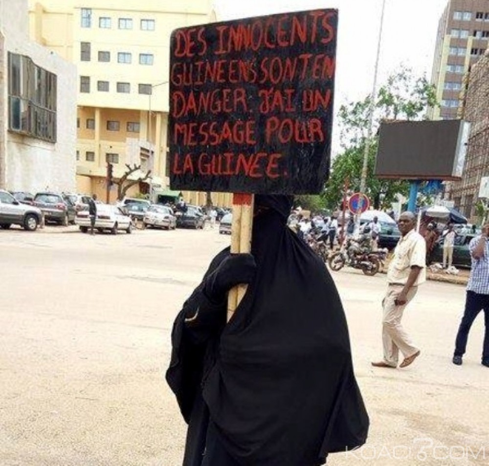 Guinée: Pancarte en main, une femme en burqa appréhendée près du palais Présidentiel