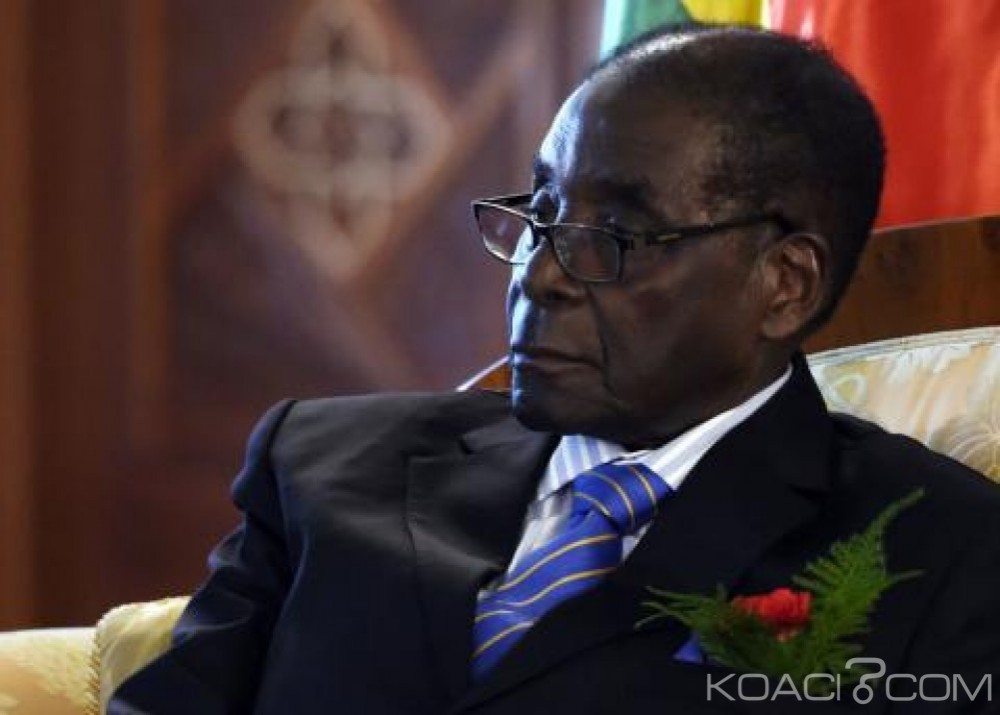 Zimbabwe:  Deux étudiants arrêtés  pour avoir critiqué Mugabe  en sa présence