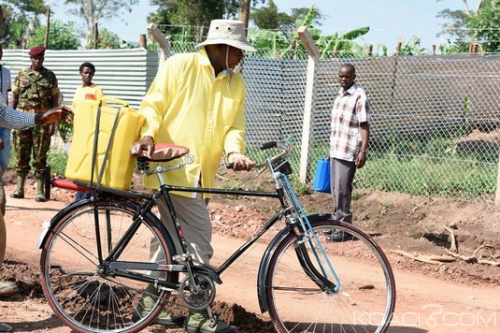 Ouganda: Museveni à  la recherche de l'eau sur un vélo