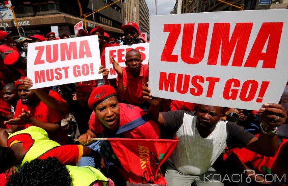 Afrique du Sud:  Des  opposants massés devant la Présidence  exigent le départ de Zuma