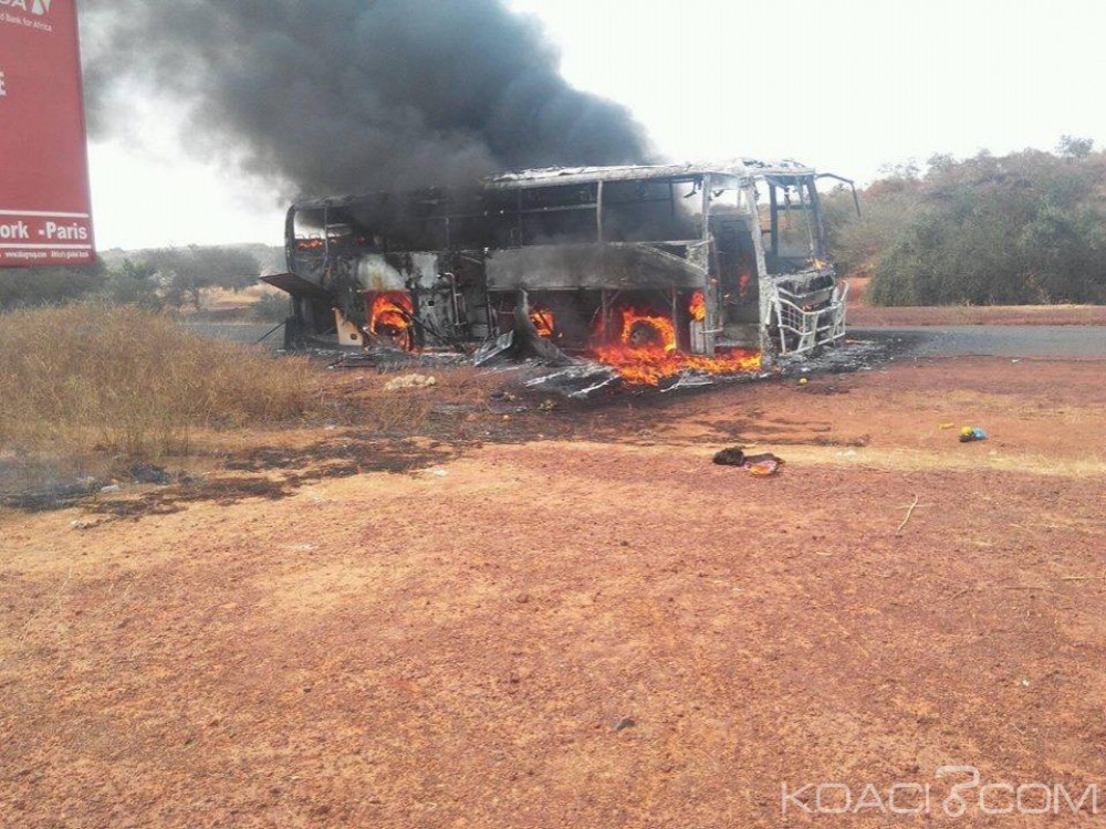 Burkina Faso: Un car de transport prend feu en pleine circulation