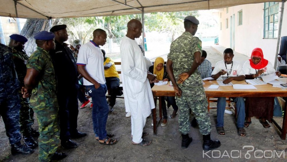 Gambie: Spécificité d'une présidentielle, pas de bulletins, on vote avec des billes, les 3 candidats ont le même à¢ge