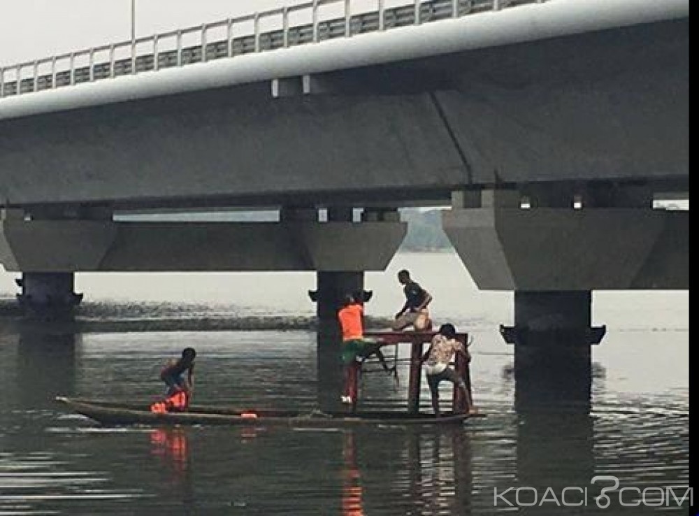 Côte d'Ivoire: Un homme se jette du 3ème pont et refuse d'être secouru, mais il est sorti de force de la lagune