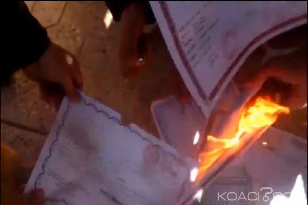 Tchad:  Pas de boulot, des étudiants déchirent leurs diplômes devant le Parlement