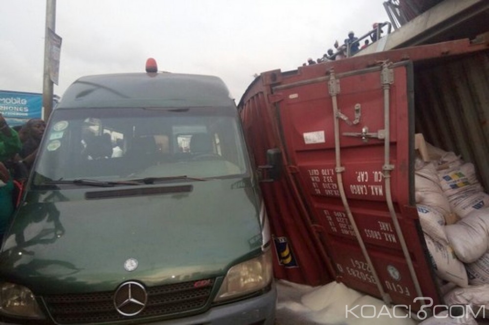 Ghana: Un camion conteneur renversé sur un échangeur à  Accra