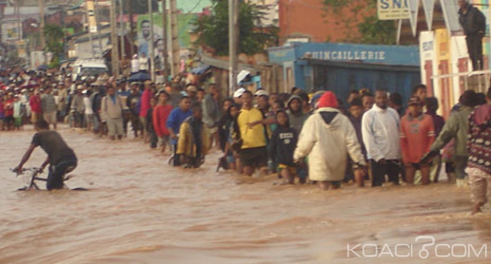 Madagascar:  Le  puissant cyclone  «Enawo» menace les côtes
