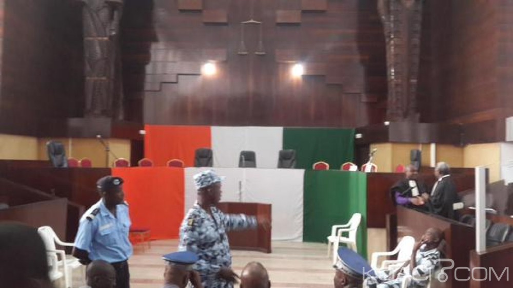 Côte d'Ivoire: Les trois avocats  commis d'office pour la défense de Simone Gbagbo claquent la porte et exigent la reprise du procès