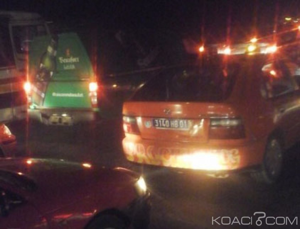 Côte d'Ivoire: Autoroute du nord, un camion décharge son contenu et bloque la circulation pendant des heures