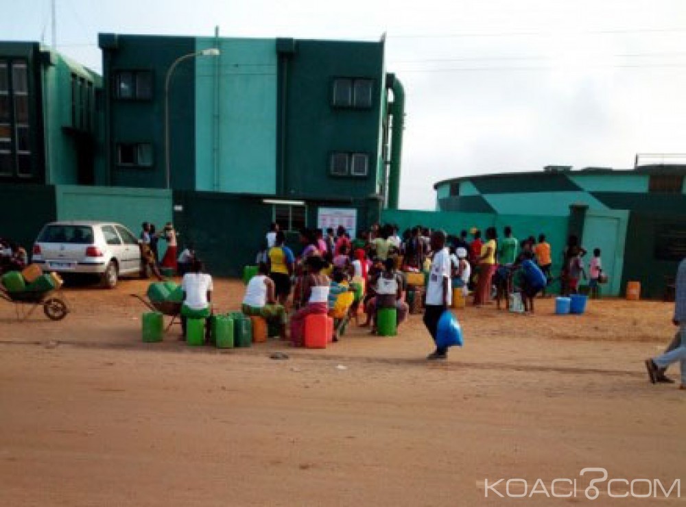 Côte d'Ivoire: Sans eau depuis quatre jours, les habitants de Yopougon Micao font la queue avec leurs bassines devant la Sodeci