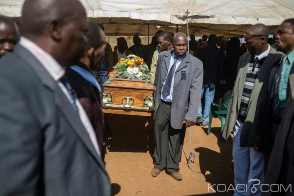 Afrique  du Sud: Échauffourées après  la libération de deux blancs accusés du meurtre d'un adolescent