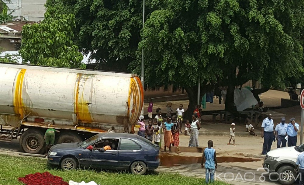 Côte d'Ivoire: Attecoubé, un camion d'huile de palme tombe en panne, les habitants aux aguets pour se servir