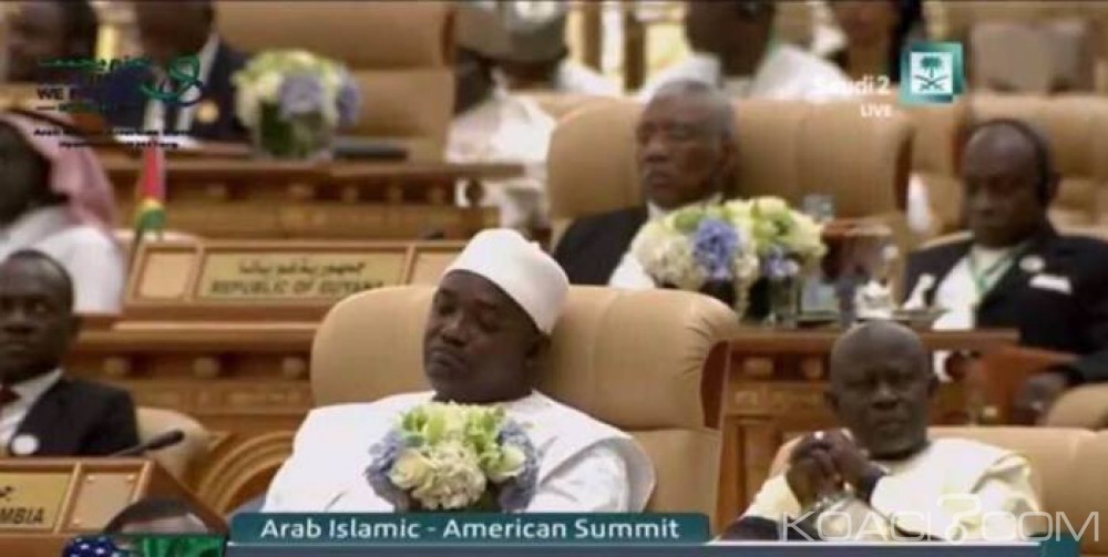 Gambie: Sommet de Riyad, le président gambien Adama Barrow dort pendant le discours de Donald Trump