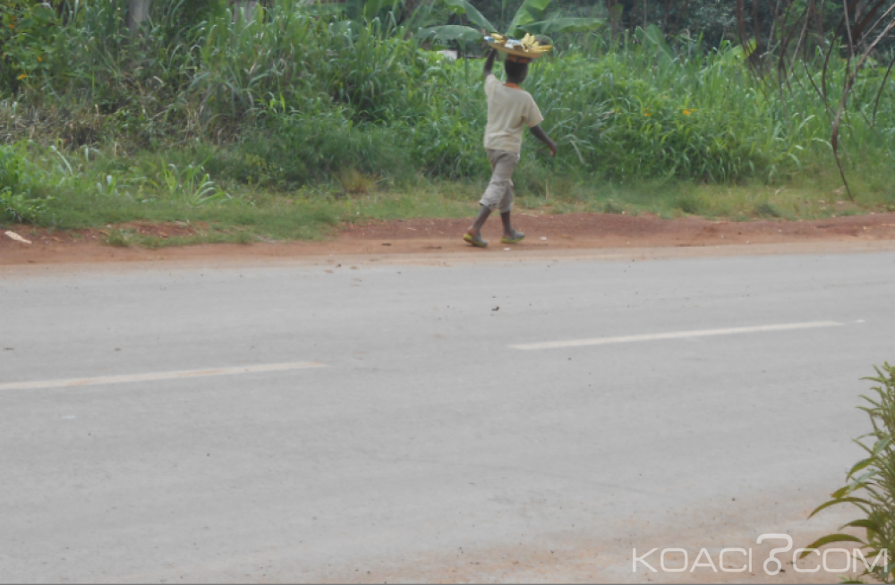 Cameroun: Son plateau de bananes sur la tête, un gamin va de village en village pour gagner sa pitance quotidienne