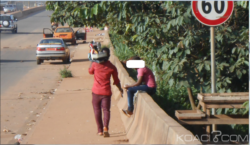 Cameroun: Machine à  coudre sur l'épaule, il parcourt des kilomètres à  pieds pour vendre ses services de maison en maison