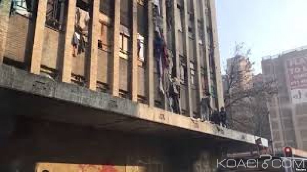 Afrique du Sud:  Un  immeuble squatté ravagé par un incendie à  Johannesburg, sept morts