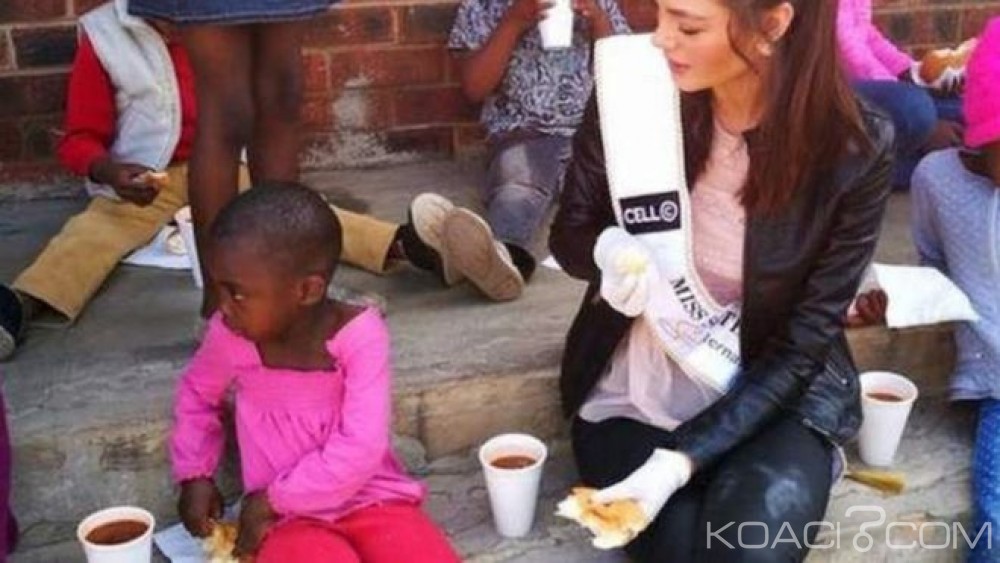 Afrique du Sud: La  miss fait polémique pour avoir enfilé des gants dans un orphelinat noir