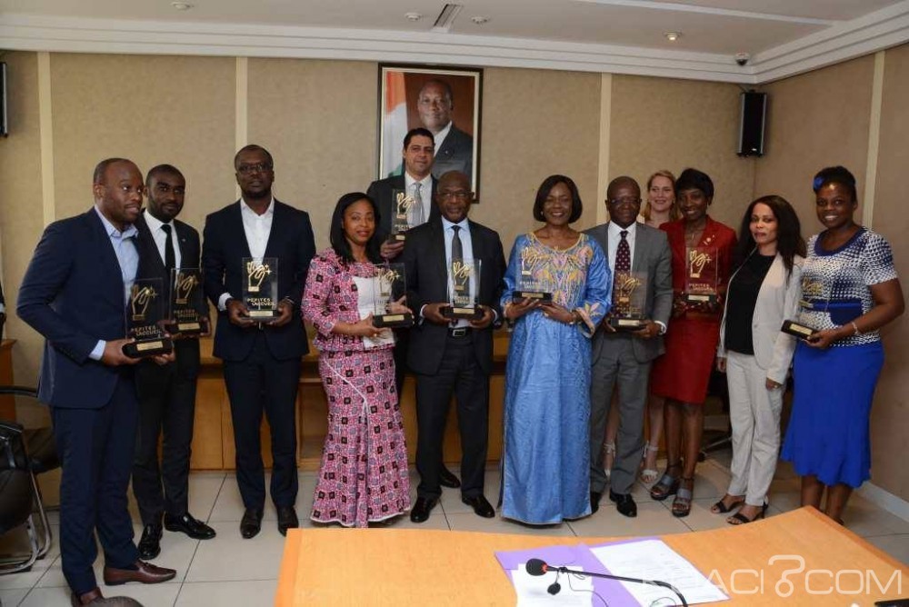 Côte d'Ivoire: Baromètre national de la qualité de l'accueil, la ministre Nialé Kaba reçoit le trophée d'honneur