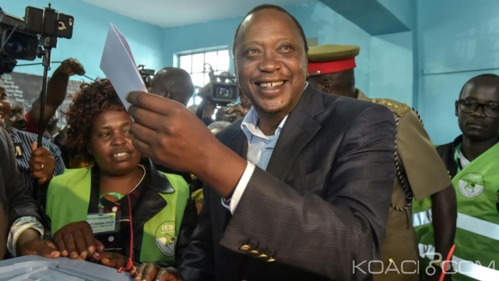 Kenya: Présidentielle, Uhuru Kenyatta largement en tête, Odinga dénonce une «fraude informatique»