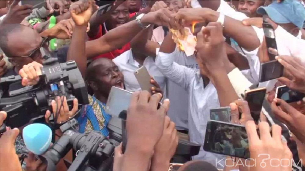Bénin: En soutien à   Kemi Seba, des billets de banque  brûlés à  Cotonou