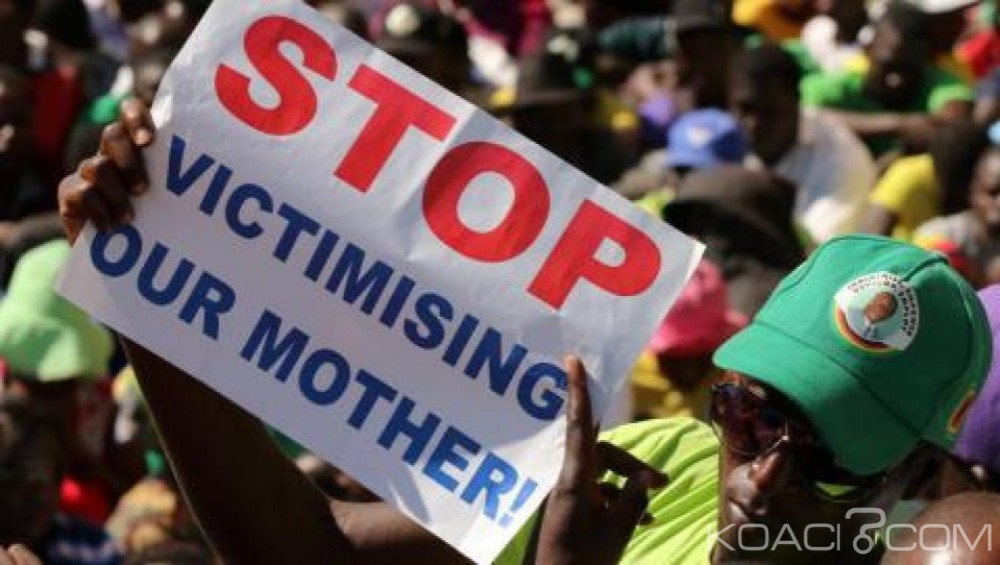 Zimbabwe  :  Des militants de la Zanu PF dans les rues  en soutien à  Grace Mugabe : « Nous soutenons notre Mère, le Dr. Grace',Engels n'est pas un ange »