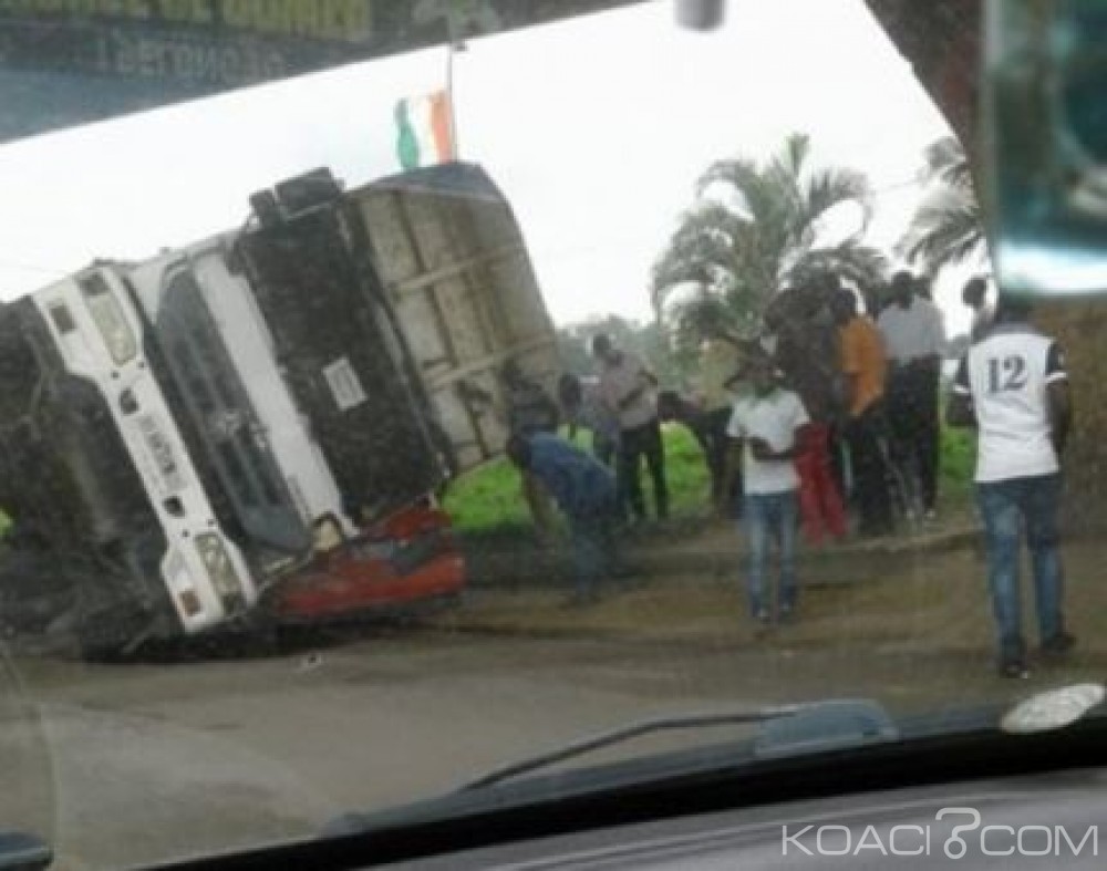 Côte d'Ivoire: Un gros camion de sable écrase littéralement un taxi sur la Corniche