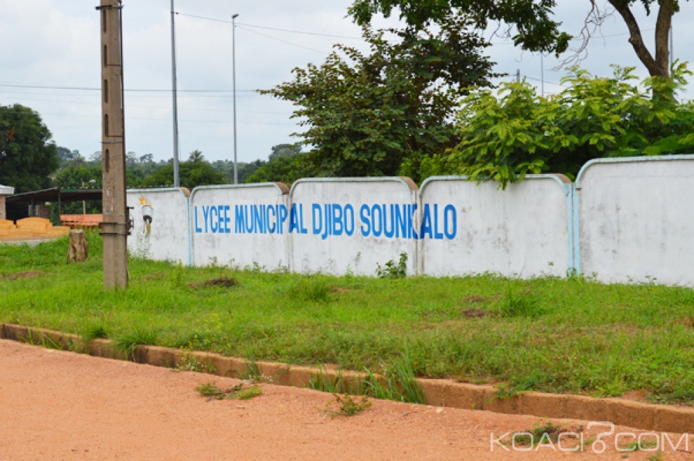 Côte d'Ivoire: Récurrent problème de déficit de bancs dans les écoles, le lycée Djibo Sounkalo de Bouaké aussi paralysé par ce phénomène