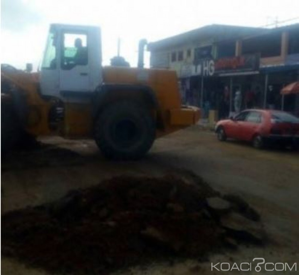 Côte d'Ivoire: Yopougon, malgré les risques de sinistres, des travaux de bitumage se poursuivent en pleine journée