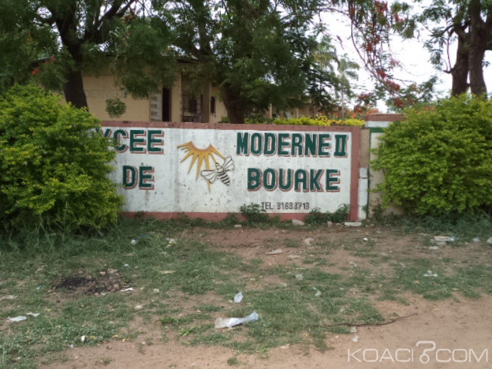 Côte d'Ivoire: A Bouaké, les élèves d'un lycée cohabitent avec les animaux dans la cour de l'école