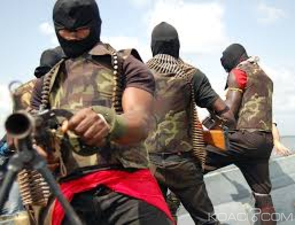 Nigeria:  Des pirates attaquent un porte-conteneurs et enlèvent  10 marins au large