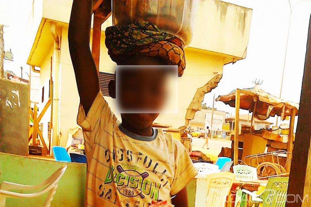 Cameroun: Fêtes de fin d'année, André 9 ans, enfant et vendeur de beignets pour s'acheter des jouets