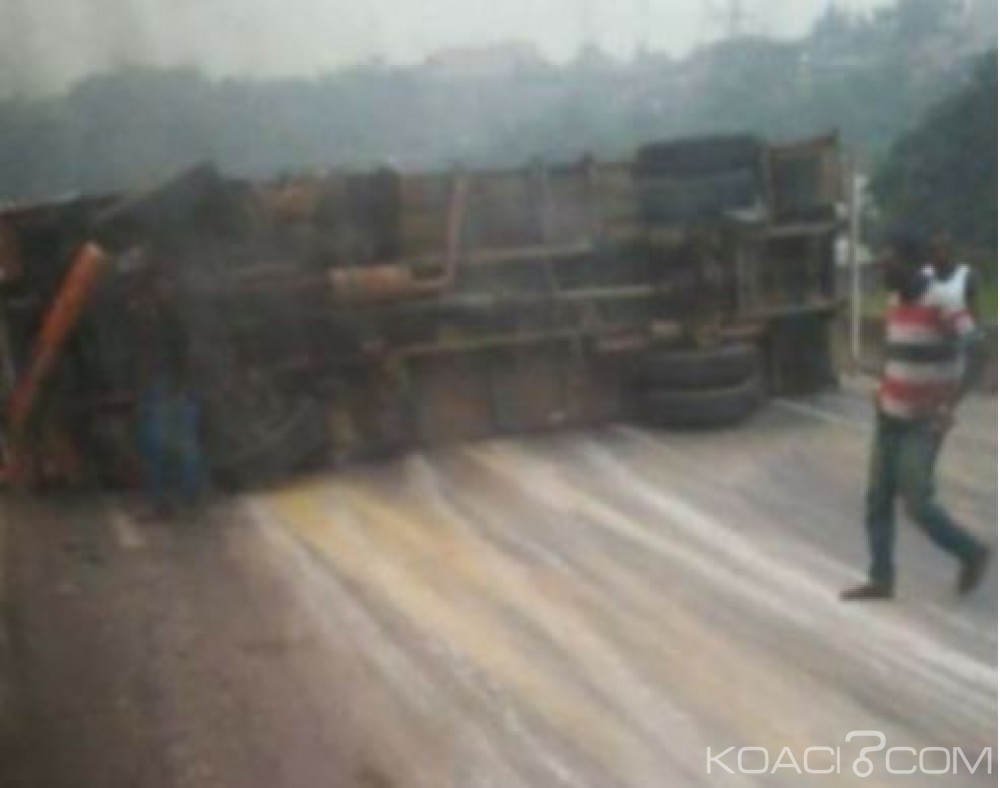 Côte d'Ivoire: Spectacle habituel, un camion transportant du riz déverse son contenu sur l'autoroute, le trafic bloqué durant des heures