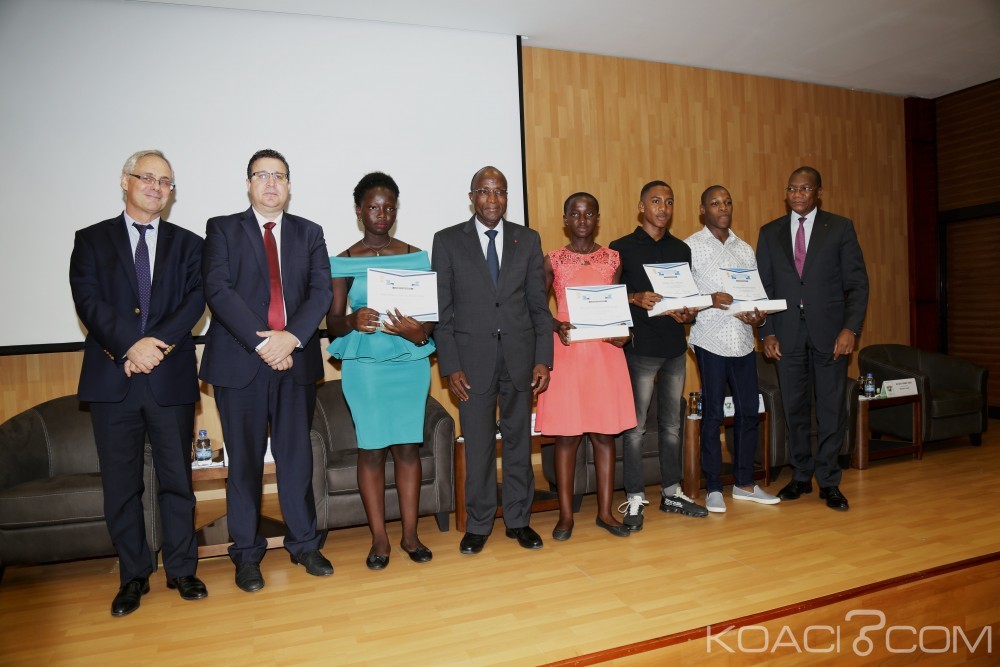 Côte d'Ivoire:  4 élèves récompensés par la Banque mondiale à  la suite d'un concours inspiré par le 6ème rapport économique