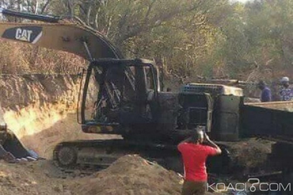 Ghana : Des soldats incendient 14 camions-bennes et une excavatrice de sable à  Dalun