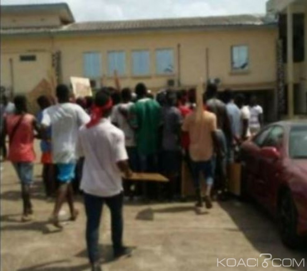 Côte d'Ivoire: Bonoua, la mairie envahie par les jeunes en bandeaux rouges