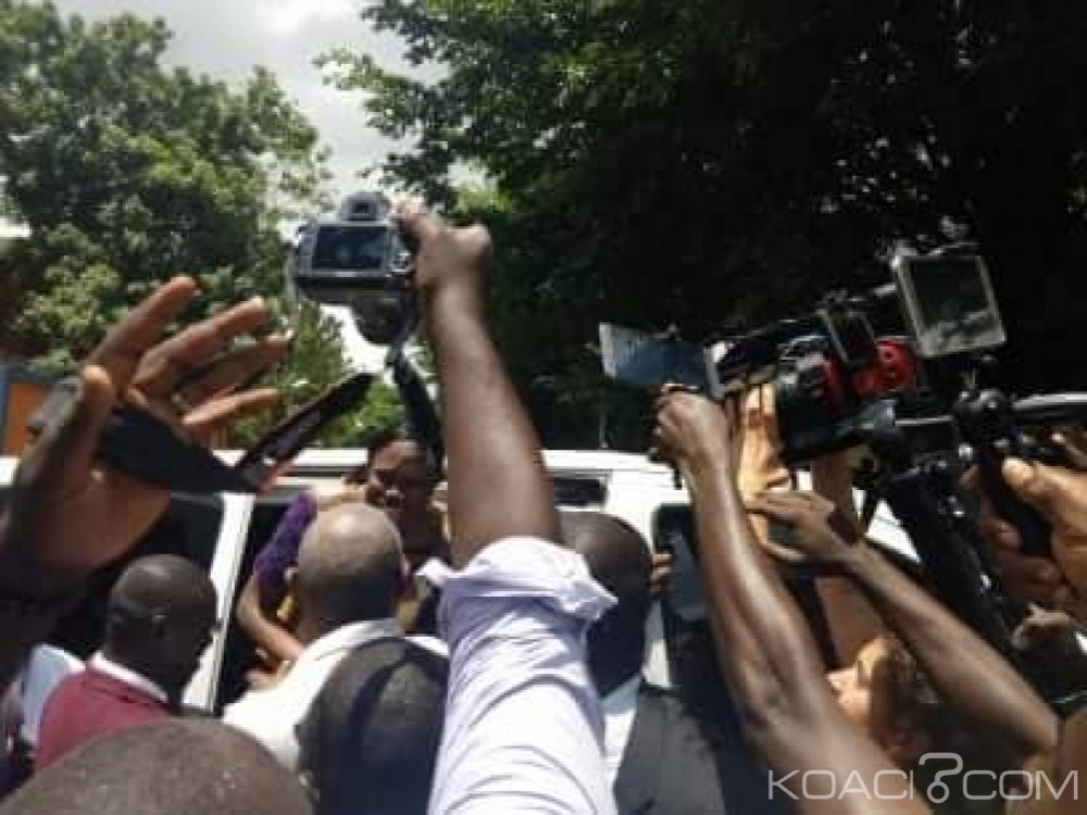 Côte d'Ivoire: Simone Gbagbo enfin dehors, plusieurs dizaines des militants «Gbagbo ou rien»   devant sa résidence pour l'accueillir