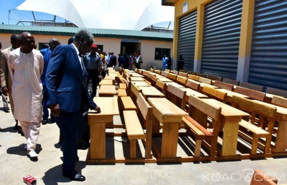 Côte d'Ivoire :  Rentrée scolaire sous fond de révolte, le District autonome d'Abidjan fait don de 1000 tables-bancs aux écoles, collèges et lycées