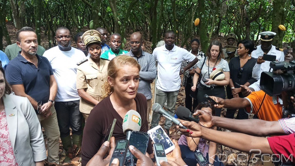 Côte d'Ivoire : Le gouverneur du Canada visite une plantation de cacao à  Djékanou et partage son expérience avec des élèves et étudiants à  l'INPHB