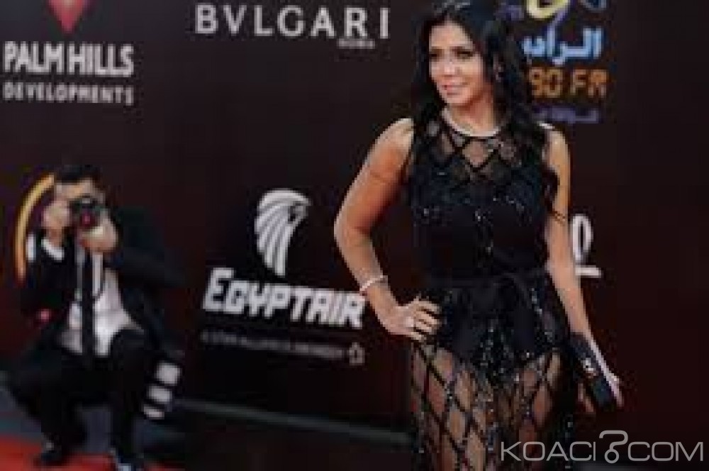 Egypte  : Une chanteuse risque 5 ans de prison pour avoir porté une  robe transparente lors d'un festival