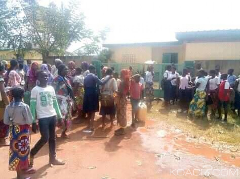 Côte d'Ivoire : Ouélé,confrontée à  plusieurs mois de pénurie d'eau, la population organise une marche de protestation et prend d'assaut une agence