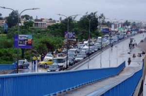 Sénégal : Les routes de Dakar impraticables, les taxis empruntent les  passerelles des piétons sur l'autoroute à  péage