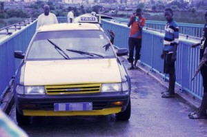 Sénégal : Le Buzz du Taxis empruntant la passerelle de l'autoroute après une forte pluie à  Dakar, le chauffeur arrêté
