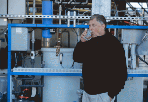 Sénégal : Bill Gates veut mettre en place à  Dakar une usine de transformation des excréments humains en eau potable et en électricité