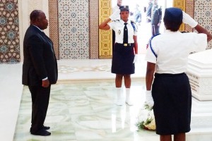 Gabon: Fête de l'indépendance, la nation s'incline sur les tombes de Léon Mba et d'Omar Bongo