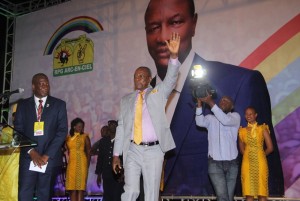 Guinée:  Alpha Condé dépose sa candidature et signe un accord avec l'opposition pour des élections «apaisées»