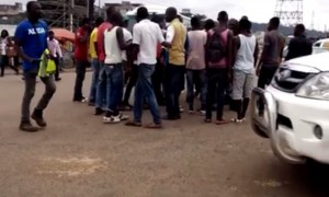 Côte d'Ivoire: Un chauffeur de «Gbaka» de s'en prend violemment à  un policier en plein exercice de ses fonctions