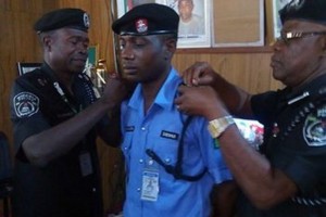 Nigeria : Police : Son gilet local pare-balles le propulse au grade d'Inspecteur