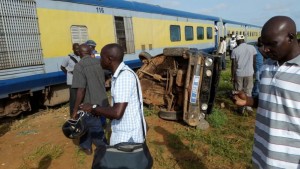 Sénégal : Un chauffeur de clando brave le risque face au Petit train bleu, 5 personnes se retrouvent dans le coma