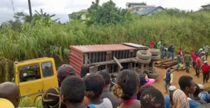 Cameroun : Bassa-Douala, 2 personnes meurent dans leur pick up, écrasées par un conteneur