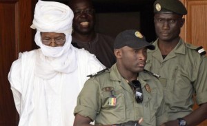 Tchad: Conduit de force au tribunal, Hissène Habré récuse les avocats commis d'office pour sa défense