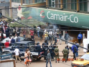 Cameroun : Pour vols annulés à  répétition, des passagers tentent de mettre le feu à  l'agence Camair-co de Yaoundé